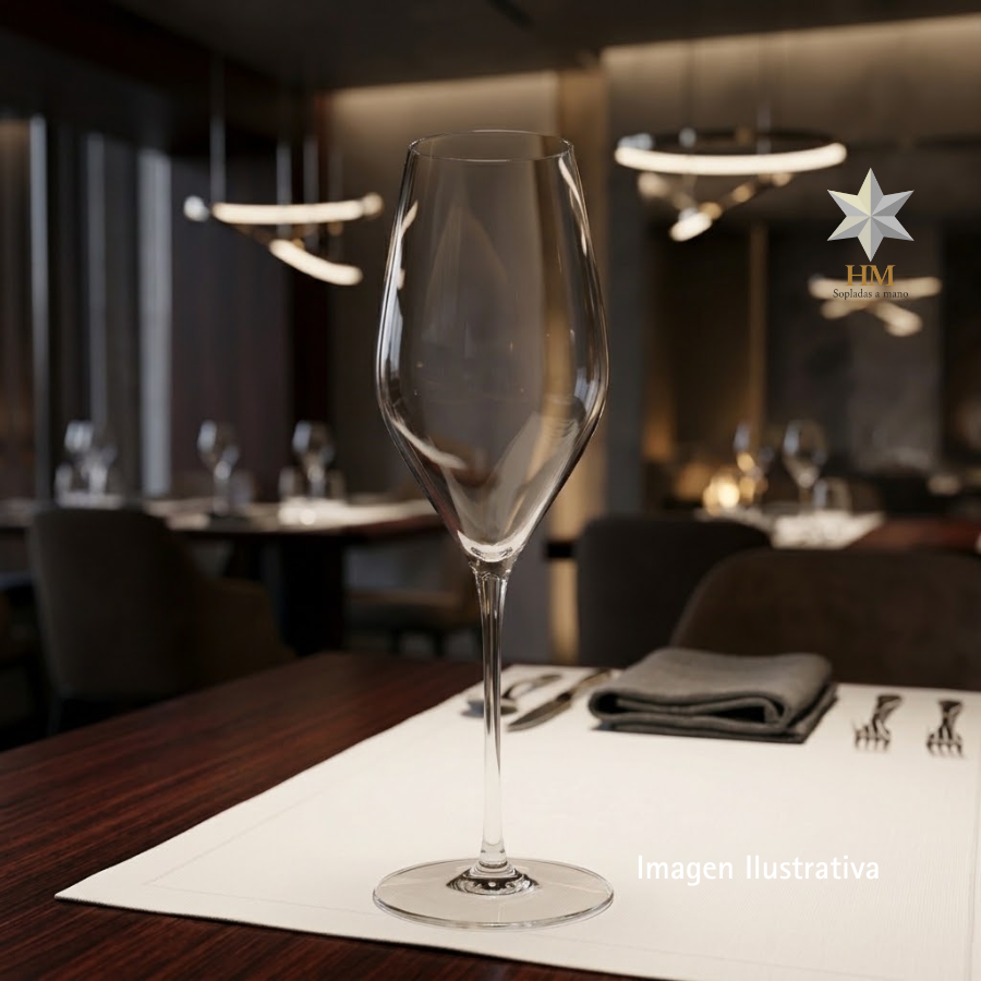 Copa de cava o champán soplada a mano PH HM4 de 29,5 cl en restaurante