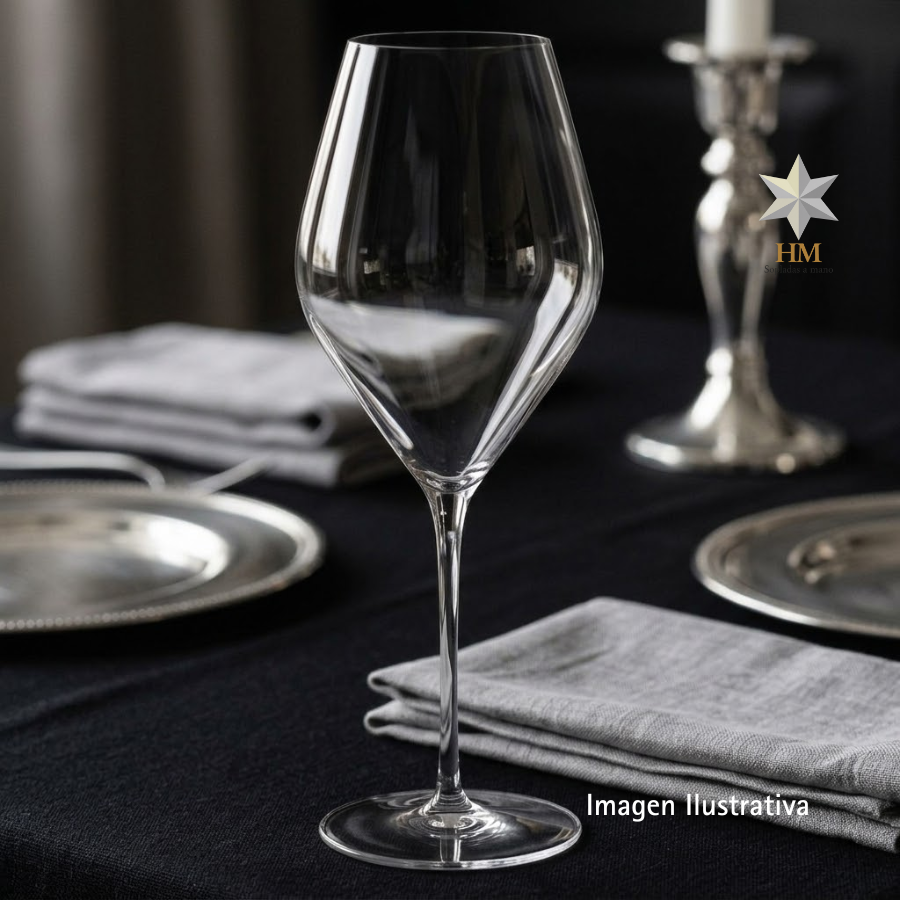 Copa de vino soplada a mano PH HM6 de 67 cl en mesa elegante