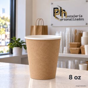 Vaso de cartón kraft personalizable de 8 oz (240 ml) en mostrador de cafetería