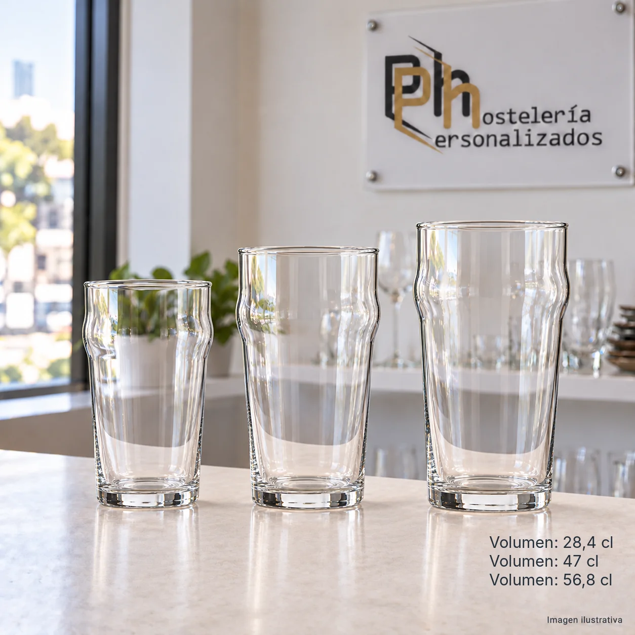 Vasos de cerveza tipo pinta británica de 28,4, 47 y 56,8 cl para personalizar, sobre barra de hostelería